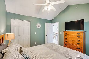 'lake It Easy' Waterfront Ozarks Condo w/ Balcony!