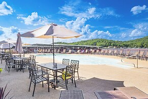 'lake It Easy' Waterfront Ozarks Condo w/ Balcony!