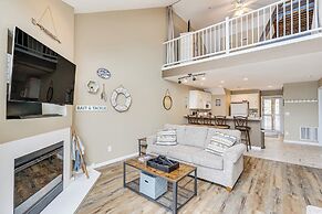 'lake It Easy' Waterfront Ozarks Condo w/ Balcony!