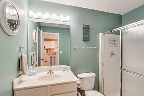 'lake It Easy' Waterfront Ozarks Condo w/ Balcony!