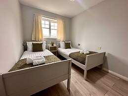 Stunning 4 Bed House With Parking in Wolverhampton