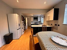Stunning 4 Bed House With Parking in Wolverhampton