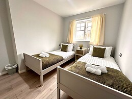 Stunning 4 Bed House With Parking in Wolverhampton