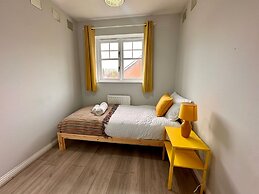 Stunning 4 Bed House With Parking in Wolverhampton