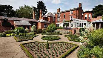 Stunning 4 Bed House With Parking in Wolverhampton