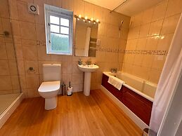 Stunning 4 Bed House With Parking in Wolverhampton
