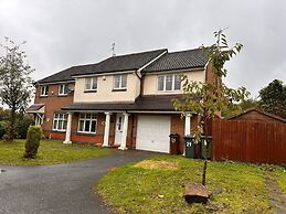 Stunning 4 Bed House With Parking in Wolverhampton