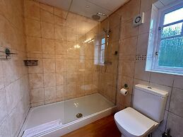 Stunning 4 Bed House With Parking in Wolverhampton