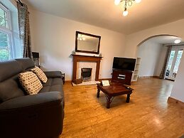 Stunning 4 Bed House With Parking in Wolverhampton