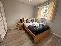Stunning 4 Bed House With Parking in Wolverhampton