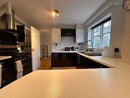 Stunning 4 Bed House With Parking in Wolverhampton