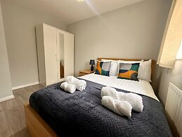 Stunning 4 Bed House With Parking in Wolverhampton