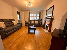 Stunning 4 Bed House With Parking in Wolverhampton