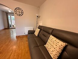 Stunning 4 Bed House With Parking in Wolverhampton