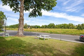 NEW Near Golf Yoga Classes Private Suite Wine