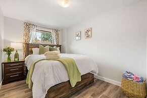 NEW Near Golf Yoga Classes Private Suite Wine