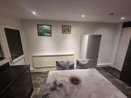 Milton Keynes Modern Retreat