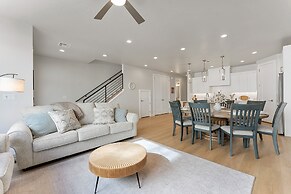 Desert Family Fun 4 Bedroom Townhouse