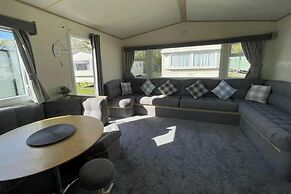 3 Bed Caravan Sleeps 8 - Parking, Bbq, Pool