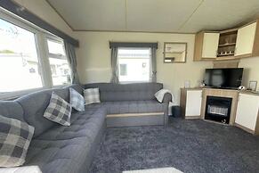 3 Bed Caravan Sleeps 8 - Parking, Bbq, Pool