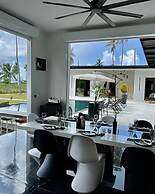 Casa Black and White. Vista al Mar