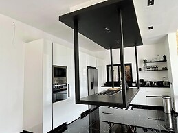 Casa Black and White. Vista al Mar