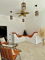 Casa Black and White. Vista al Mar