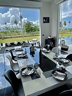 Casa Black and White. Vista al Mar