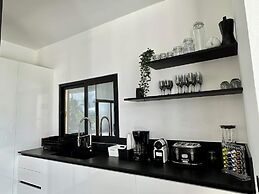 Casa Black and White. Vista al Mar