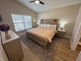 Completely Updated Villa, Private Pool, Beautiful!