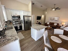 Completely Updated Villa, Private Pool, Beautiful!