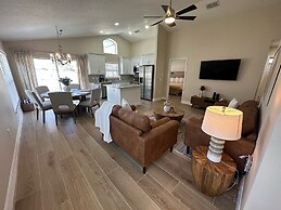 Completely Updated Villa, Private Pool, Beautiful!