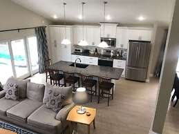 Beautiful Remodeled Private Pool Home