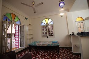 Holi-Wood Guesthouse