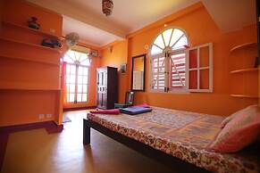 Holi-Wood Guesthouse