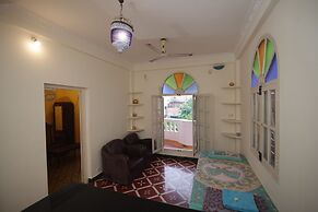 Holi-Wood Guesthouse