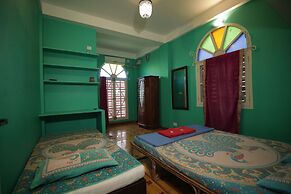 Holi-Wood Guesthouse