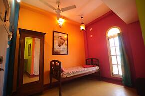 Holi-Wood Guesthouse