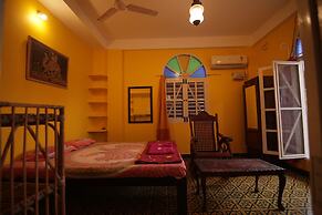 Holi-Wood Guesthouse