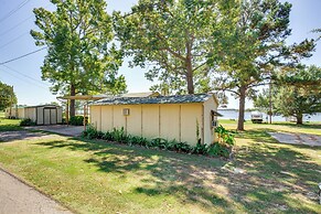 Lake Palestine Home w/ Boat Dock & View!