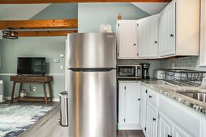 Waterfront Cape Cod Cottage on Peter's Pond