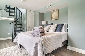 Waterfront Cape Cod Cottage on Peter's Pond