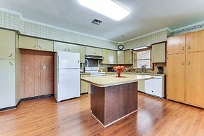 8 Mi to Lafayette: Dog-friendly Home w/ Large Yard