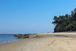 10 Mi to Crane Beach: Wooded Home Near Boston!