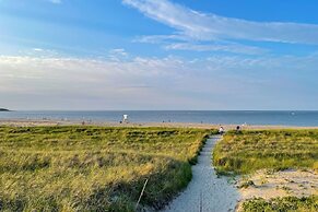 10 Mi to Crane Beach: Wooded Home Near Boston!