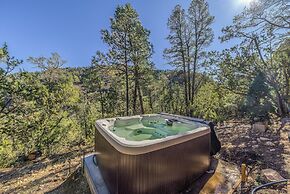 Mountain-view Cabin w/ Hot Tub in Ruidoso!