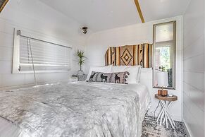 Mountain-view Cabin w/ Hot Tub in Ruidoso!