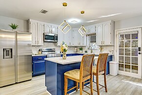3 Mi to Usf: Chic Home w/ Yard in Tampa!
