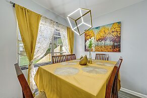 3 Mi to Usf: Chic Home w/ Yard in Tampa!