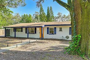 3 Mi to Usf: Chic Home w/ Yard in Tampa!